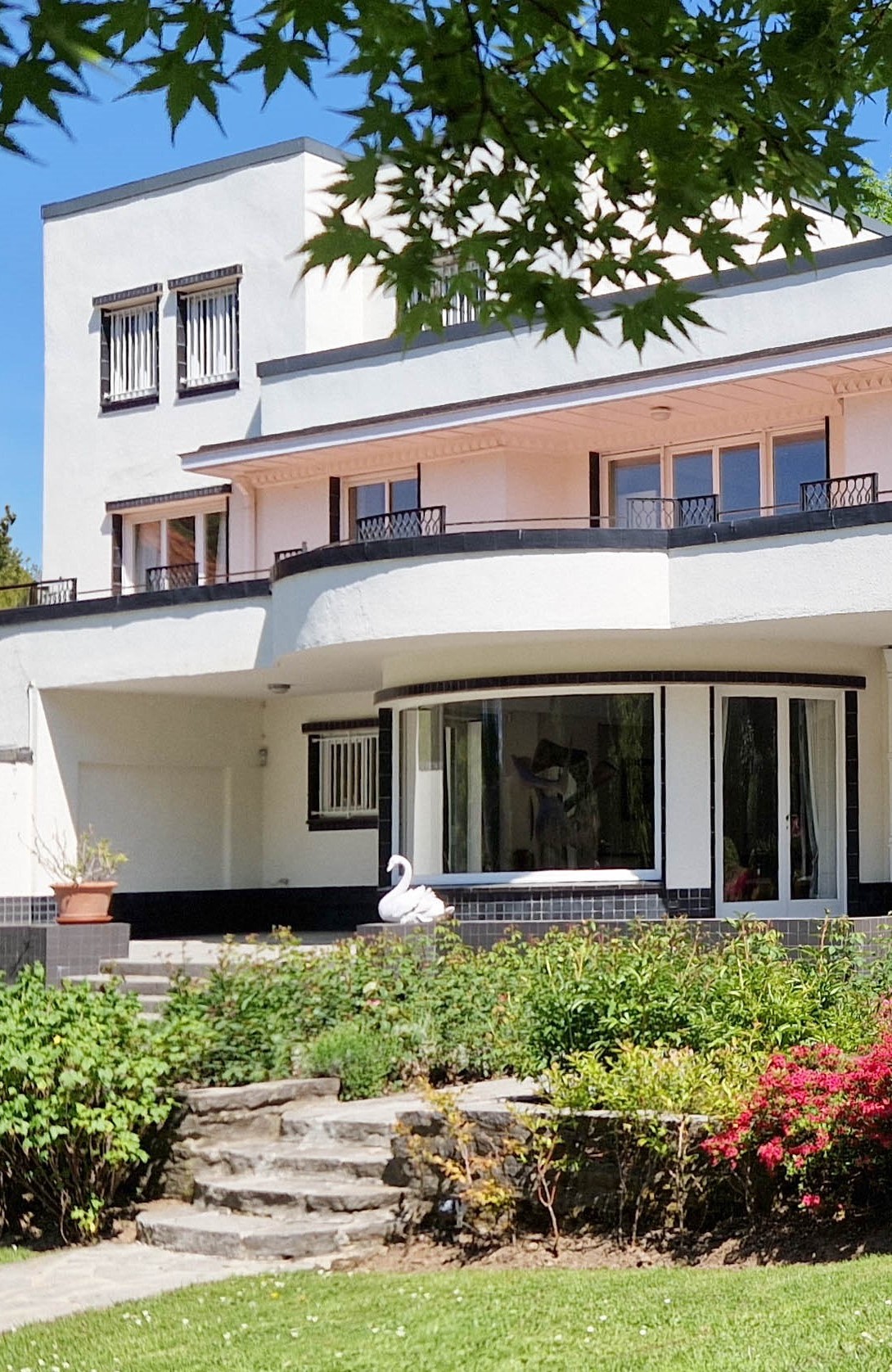 L'entier contenu d'une exceptionnelle villa Art Déco